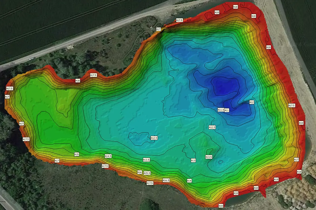 Digitales Geländemodell (DGM) mit Höhenlinien Digitales Geländemodell (DGM) mit farbkodierten Höhenstufen und Höhenlinien auf Luftbild